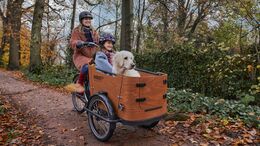 Frau mit Kind und Hund unterwegs mit Babboe Cargobike
