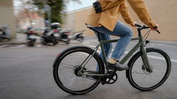 Mann fährt auf Urban E-Bike Ampler