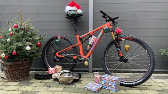 Mountainbike mit Advents- und Weihnachtsschmuck